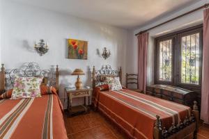 a bedroom with two beds and a window at Villa Paraíso Azul in Salobreña