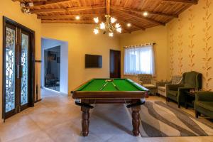 uma sala de estar com uma mesa de bilhar em StayVista at Mistletoe House - Indoor & Outdoor Game em Bhimtal
