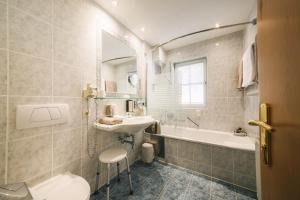 Łazienka w obiekcie Arlen Lodge Hotel inkl Premium Karte im Sommer