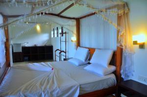 Кровать или кровати в номере Jungle Heart Cabanas
