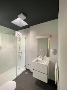 um banheiro com pia e chuveiro em Villa Graça -Hostels and Apartments em Santarém mais 37 fotografias