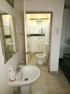 Koupelna v ubytování AVISHAI HOMES + 19 fotografií