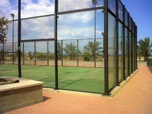 een tennisbaan met een net op een tennisbaan bij El remanso II in La Manga del Mar Menor