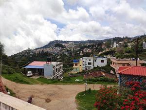 Nespecifikovaný výhled na hory nebo výhled na hory při pohledu z vily