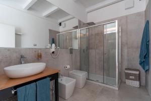 A bathroom at Valverde Art Space Loft by DomuSicily Még 22 kép