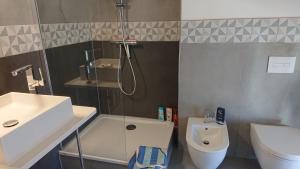 a bathroom with a shower and a toilet and a sink at Fewo in Neustadt/Dosse, der Stadt der Pferde in Leddin