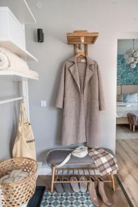 uma sala de vestir com um casaco e uma cadeira em Bonne Vie Cottage - Zebegény em Zebegény