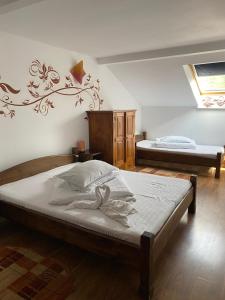 Postel nebo postele na pokoji v ubytování Pensiunea DARMA + 52 fotografií