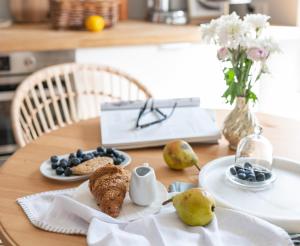 une table en bois avec des assiettes de nourriture dessus dans l'établissement Bonne Vie Cottage - Zebegény, à Zebegény
