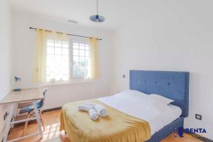 ein Schlafzimmer mit einem Bett mit zwei Handtüchern darauf in der Unterkunft La Villa Rosa Wifi Jardin Barbecue in Béziers