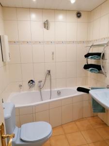 Phòng tắm tại 1 Person - Single - Appartement -Zentral gelegen in Leverkusen Wiesdorf - Friedrich Ebert Platz 5a , 4te Etage mit Aufzug-und mit Balkon