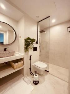 e bagno con servizi igienici e doccia in vetro. di Luxury apartment on the metro facing Dubai Marina a Dubai