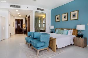 a bedroom with a bed and a blue wall at bnbmehomes - Rare Find on the Palm Jumeirah - 100 in Dubai