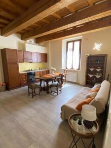un ampio soggiorno con divano e tavolo di Casa Celin:in centro storico ad un passo dal mare a Pesaro