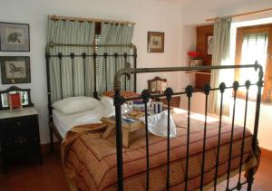 Un dormitorio con una cama y una mesa. en Casa Rural Cortijo del Zoco Bajo, en Pozoblanco
