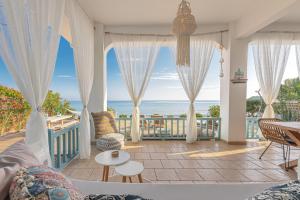 sala de estar con vistas al océano en Anemos Beach House en Alikanas