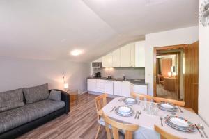 - un salon avec une table et un canapé dans l'établissement Texel Apartments, à Senales
