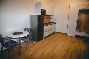 Dapur atau dapur kecil di Four Rooms Apartments