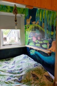 A bed or beds in a room at Kom in de Bedstee Magie!