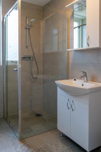 a bathroom with a sink and a shower at Kom in de Bedstee Magie! in Winterswijk