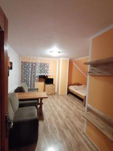 sala de estar con sofá y mesa en Pokoje Gościnne Alexandra, en Stronie Śląskie