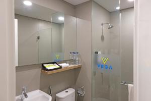 Kylpyhuone majoituspaikassa Vega Hotel Gading Serpong