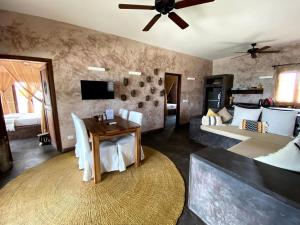 Ruang duduk di Joya' Beach Suites & Villa