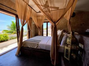 Postel nebo postele na pokoji v ubytování Joya' Beach Suites & Villa + 37 fotografií