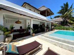 Bazén v ubytování Joya' Beach Suites & Villa nebo v jeho okolí