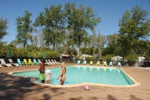 Bazén v ubytování Camping La Dune nebo v jeho okolí