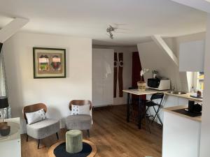 a kitchen and living room with a table and chairs at Coquet Studio Colmar Centre in Colmar