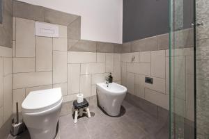 łazienka z toaletą i bidetem w obiekcie Casa Calu' w mieście Napoli