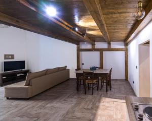 ein Wohnzimmer mit einem Sofa und einem Tisch in der Unterkunft Casa Calu' in Neapel