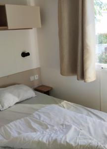 En eller flere senge i et værelse på Assist' Mobil Home 377 - Mobil Home 3 chambres 6 Personnes