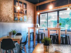 Reštaurácia alebo iné gastronomické zariadenie v ubytovaní Un respiro en cádiz playa victoria 1 hab y salón con sofa cama