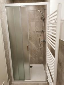 un bagno con doccia con porta in vetro di Studio apartman Fleiss a Samobor