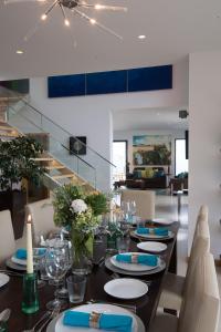 Restaurace v ubytování Luxury Ocean Front Villla