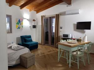 Habitación con cama, mesa y silla en La Casa Di Chia, en Trepuzzi