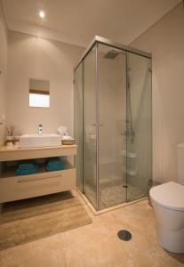 een badkamer met een douche, een toilet en een wastafel bij Luxury Ocean Front Villla in Calheta