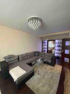 uma sala de estar com um sofá e uma mesa em Luxury apartment in city center em Spišská Nová Ves