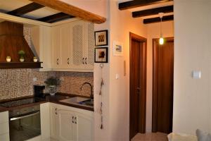 Η κουζίνα ή μικρή κουζίνα στο Elati Mansion