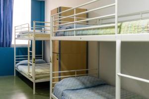 Våningssäng eller våningssängar i ett rum på Be Dream Hostel