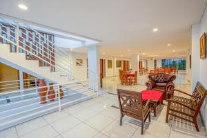 Posezení v ubytování Sans Hotel Prime Cailendra Yogyakarta by RedDoorz