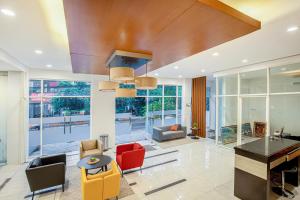 Posezení v ubytování Sans Hotel Prime Cailendra Yogyakarta by RedDoorz