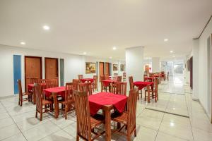 Restaurace v ubytování Sans Hotel Prime Cailendra Yogyakarta by RedDoorz