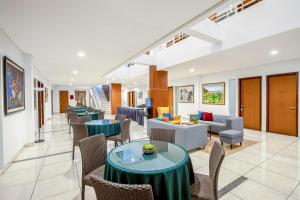 Posezení v ubytování Sans Hotel Prime Cailendra Yogyakarta by RedDoorz
