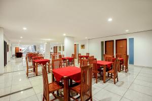 Restaurace v ubytování Sans Hotel Prime Cailendra Yogyakarta by RedDoorz