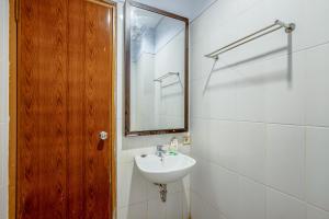 Koupelna v ubytování Sans Hotel Prime Cailendra Yogyakarta by RedDoorz
