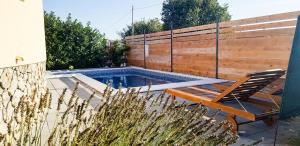 Bazén v ubytování Apartman Marica with swimmingpool nebo v jeho okolí