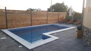 Bazén v ubytování Apartman Marica with swimmingpool nebo v jeho okolí